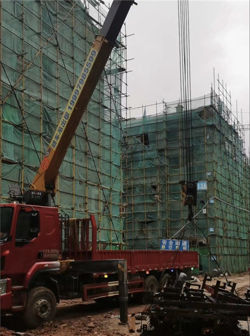 梁河县“慢工细活”—— 吊车的 “微动控制” 技术